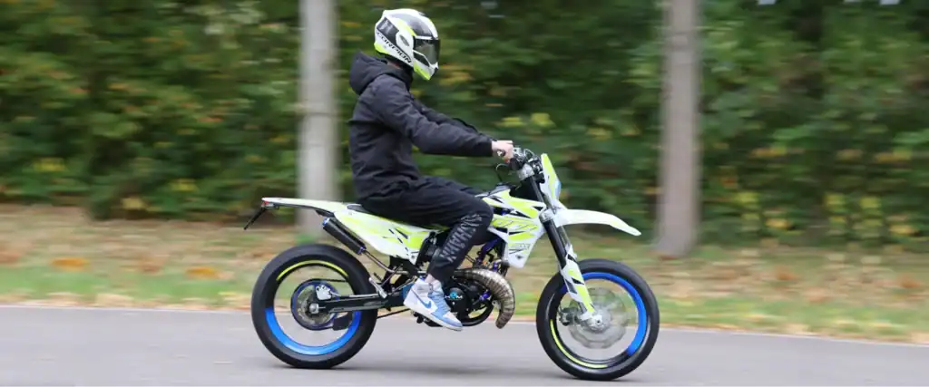 Platek Racing uitlaat gemonteerd op schakelbrommer AM6.